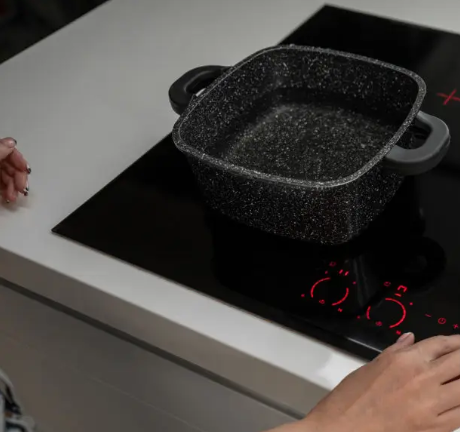Vitrocerámica o inducción: ¿Cuál genera más consumo eléctrico?