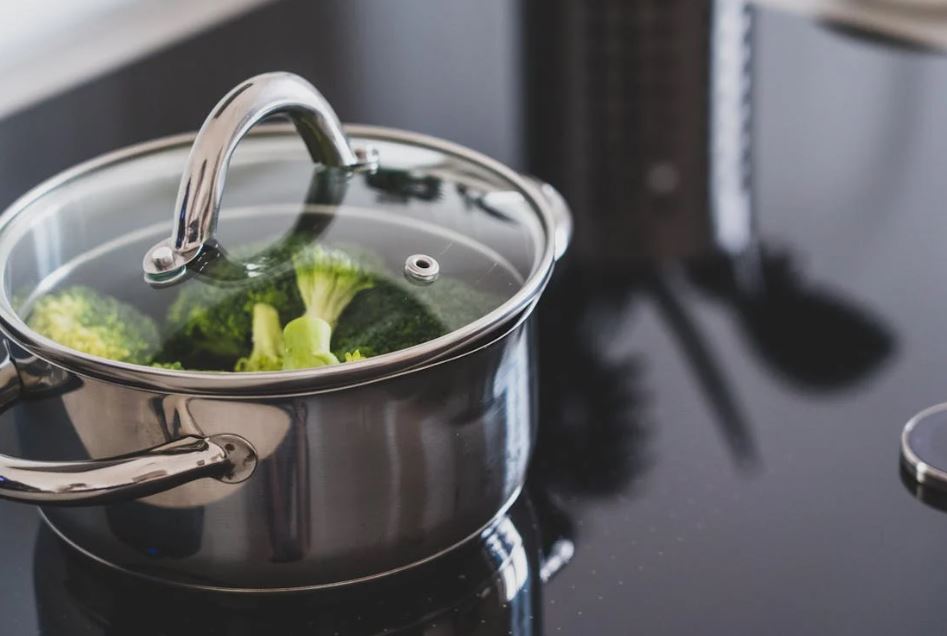¿Qué pasa si cocinas con ollas normales en encimeras de inducción?