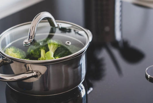 ¿Qué pasa si cocinas con ollas normales en encimeras de inducción?